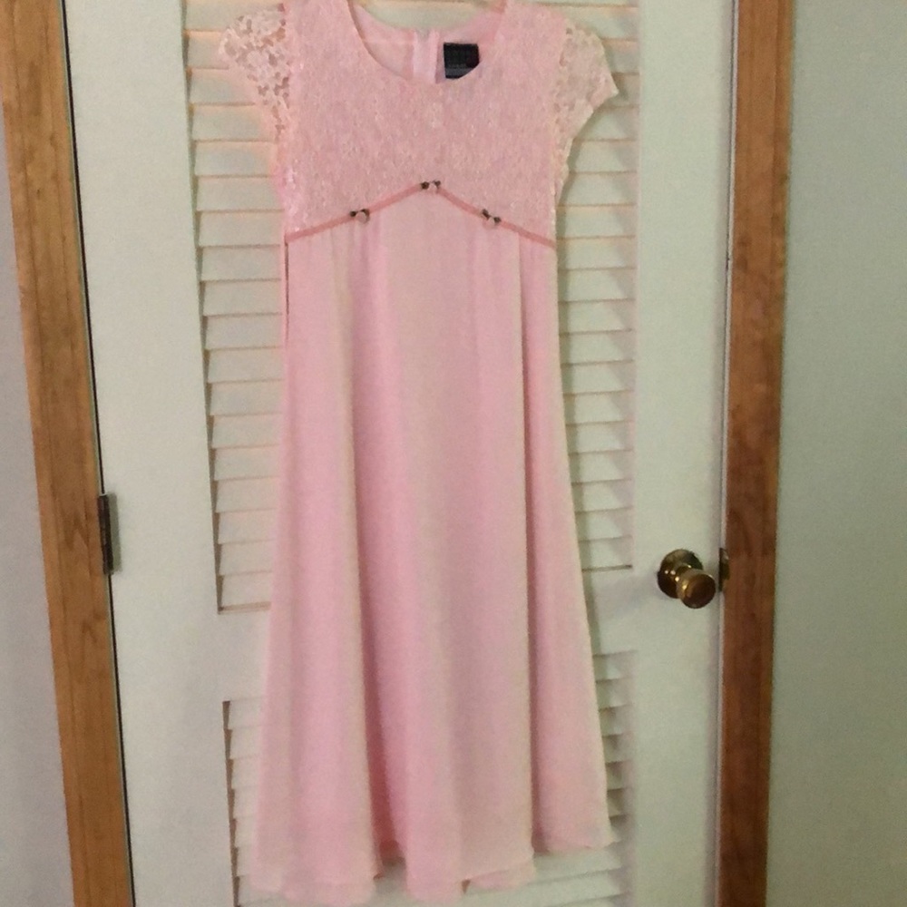 Girls sz 12 dress, 100% polyester, back zipper, ties in back. Fully lined.
